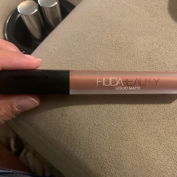 Huda “Trendsetter” matte lipstick - Picture 1 of 2